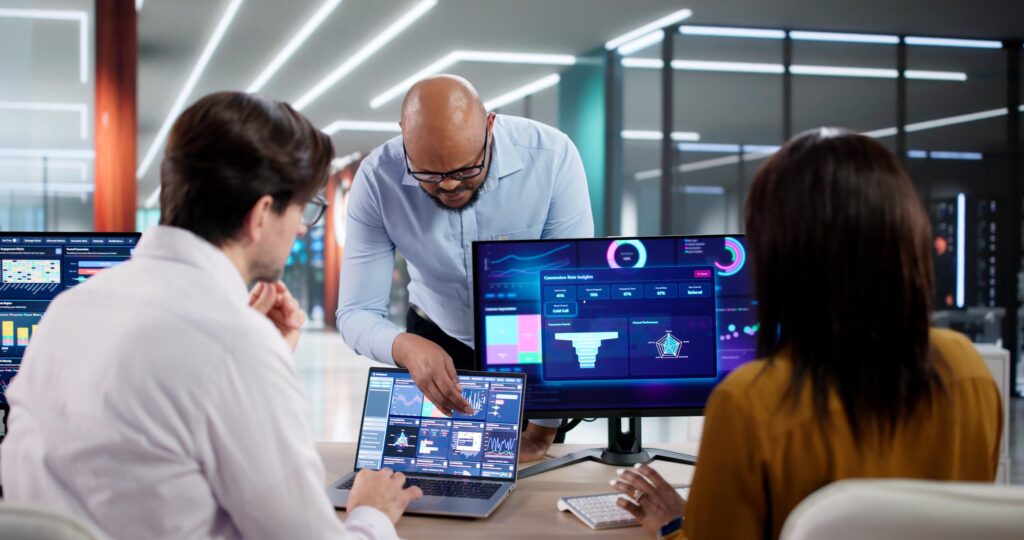 3 IT employees collaborating