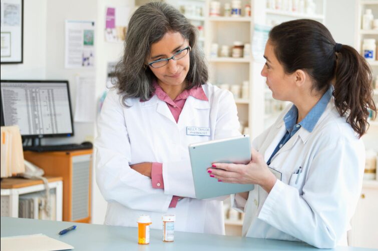 2 pharmacist working on a medical order