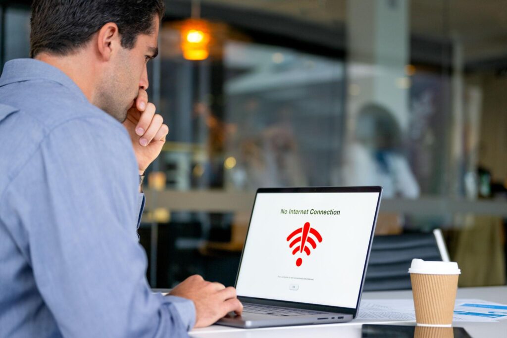 Person with no connection on their laptop